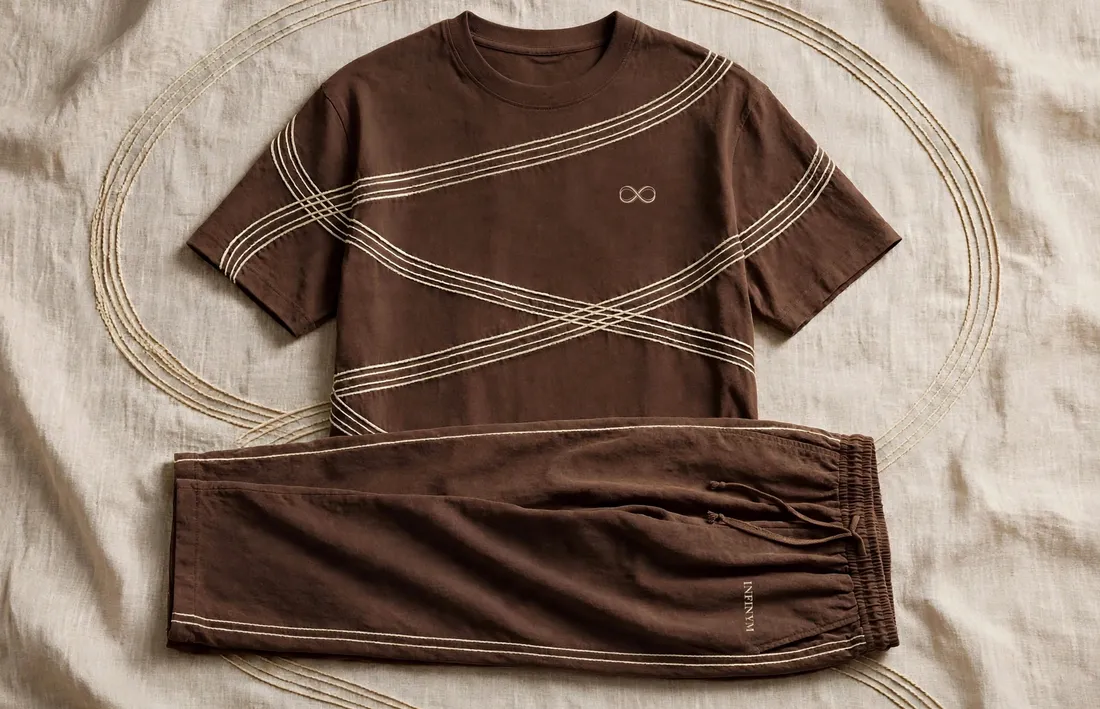 Ensemble Infinym chocolat : t-shirt et pantalon brodés de fils crème